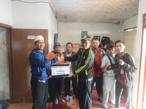 PENYALURAN DONASI BENCANA ALAM BANJIR BANDANG DI DESA PENAKIR PULOSARI PEMALANG